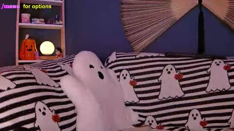 Snapshot of midnight__muse chatting on October 24, 4:31 am Rain online show from October 24, 4:31 am