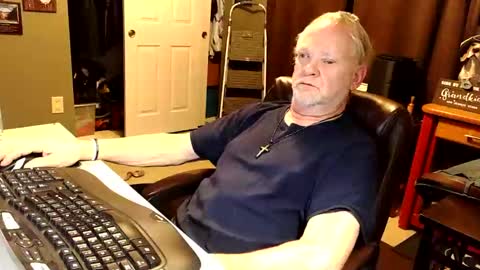 Snapshot of midwestdad09 chatting on October 12, 10:58 am midwestdad09 online show from October 12, 10:58 am