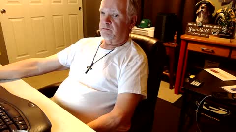 Snapshot of midwestdad09 chatting on October 13, 10:37 am midwestdad09 online show from October 13, 10:37 am