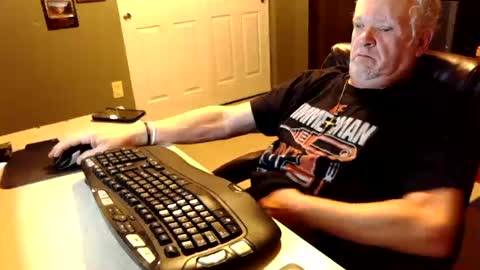 Snapshot of midwestdad09 chatting on October 15, 8:47 am midwestdad09 online show from October 15, 8:47 am