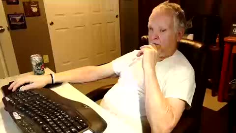 Snapshot of midwestdad09 chatting on October 15, 9:59 pm midwestdad09 online show from October 15, 9:59 pm