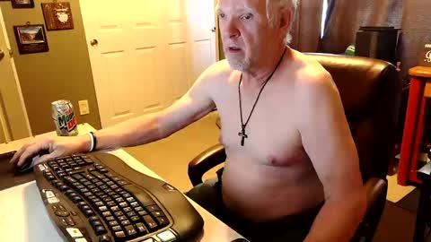 Snapshot of midwestdad09 chatting on October 16, 2:29 pm midwestdad09 online show from October 16, 2:29 pm