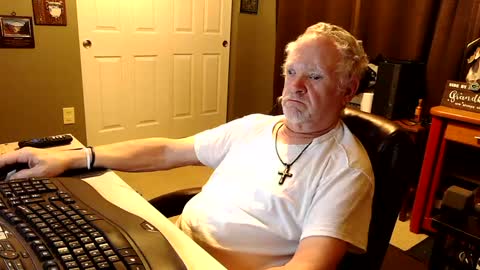 Snapshot of midwestdad09 chatting on October 19, 9:32 am midwestdad09 online show from October 19, 9:32 am