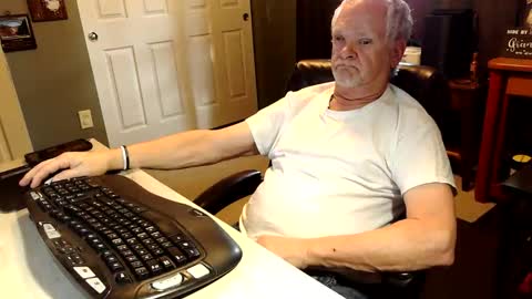 Snapshot of midwestdad09 chatting on October 22, 9:25 pm midwestdad09 online show from October 22, 9:25 pm