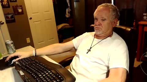 Snapshot of midwestdad09 chatting on October 23, 7:12 pm midwestdad09 online show from October 23, 7:12 pm