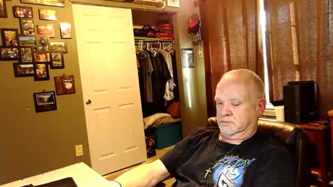 Snapshot of midwestdad09 chatting on October 24, 9:44 pm midwestdad09 online show from October 24, 9:44 pm