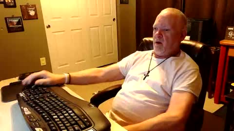 Snapshot of midwestdad09 chatting on October 26, 7:25 am midwestdad09 online show from October 26, 7:25 am