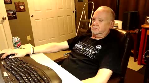 Snapshot of midwestdad09 chatting on October 27, 10:41 am midwestdad09 online show from October 27, 10:41 am