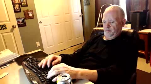 Snapshot of midwestdad09 chatting on November 1, 1:35 pm midwestdad09 online show from November 1, 1:35 pm