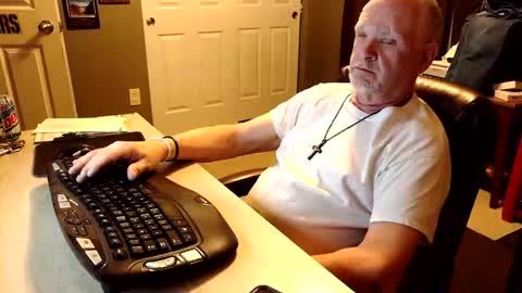 Snapshot of midwestdad09 chatting on November 7, 12:10 am midwestdad09 online show from November 7, 12:10 am