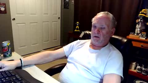 Snapshot of midwestdad09 chatting on December 15, 2:38 am midwestdad09 online show from December 15, 2:38 am