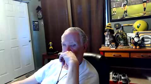 Snapshot of midwestdad09 chatting on December 18, 7:31 pm midwestdad09 online show from December 18, 7:31 pm