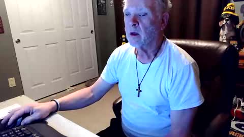 Snapshot of midwestdad09 chatting on December 19, 8:10 am midwestdad09 online show from December 19, 8:10 am