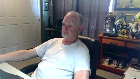 Snapshot of midwestdad09 chatting on June 20, 6:44 pm midwestdad09 online show from June 20, 6:44 pm