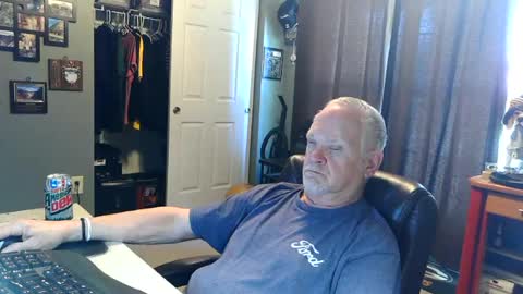 Snapshot of midwestdad09 chatting on June 23, 7:01 pm midwestdad09 online show from June 23, 7:01 pm