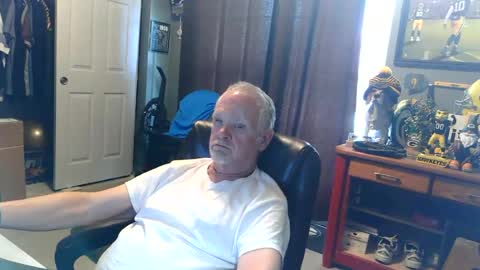 Snapshot of midwestdad09 chatting on July 10, 7:49 pm midwestdad09 online show from July 10, 7:49 pm