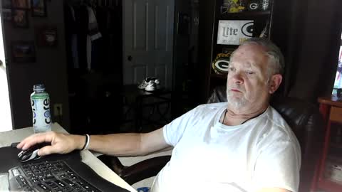 Snapshot of midwestdad09 chatting on July 19, 10:30 am midwestdad09 online show from July 19, 10:30 am