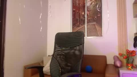 Snapshot of miel_alisha chatting on May 21, 12:23 pm miel online show from May 21, 12:23 pm