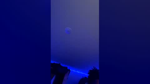 Snapshot of mifriend1998 chatting on December 17, 12:00 pm mifriend1998 online show from December 17, 12:00 pm