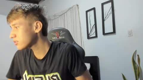 Snapshot of miguel_hz chatting on February 15, 10:42 pm Miguel Hernandez online show from February 15, 10:42 pm