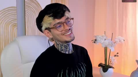 Snapshot of mihailleroy chatting on December 5, 5:50 pm MIHAIL LEROY finally independent model online show from December 5, 5:50 pm