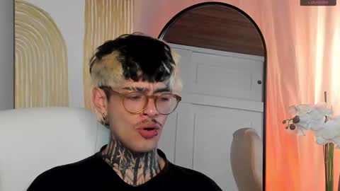 Snapshot of mihailleroy chatting on December 9, 11:56 pm MIHAIL LEROY finally independent model online show from December 9, 11:56 pm