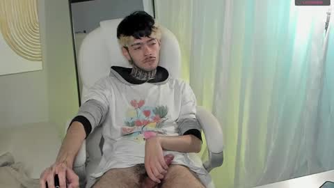 Snapshot of mihailleroy chatting on December 17, 8:32 pm MIHAIL LEROY finally independent model online show from December 17, 8:32 pm