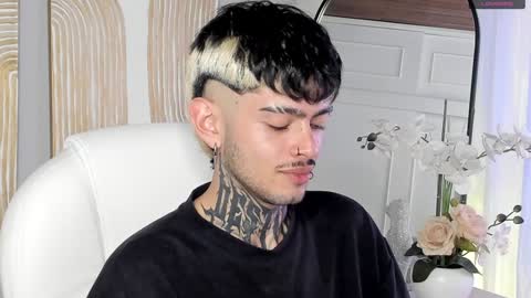 Snapshot of mihailleroy chatting on December 19, 9:17 pm MIHAIL LEROY finally independent model online show from December 19, 9:17 pm