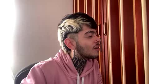 Snapshot of mihailleroy chatting on December 27, 8:28 pm MIHAIL LEROY finally independent model online show from December 27, 8:28 pm