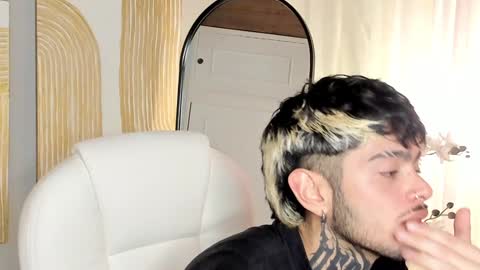 Snapshot of mihailleroy chatting on January 8, 10:48 pm MIHAIL LEROY finally independent model online show from January 8, 10:48 pm