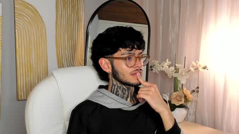 Snapshot of mihailleroy chatting on February 4, 11:27 pm MIHAIL LEROY finally independent model online show from February 4, 11:27 pm