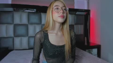 Mia online show from May 20, 11:38 am