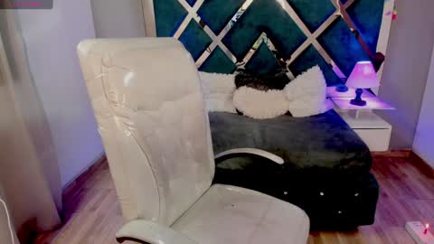 M I I A     online show from December 10, 1:11 am