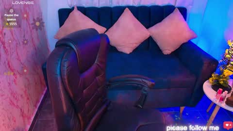 Snapshot of miiaa7_ chatting on October 8, 8:12 am Ma is my name I invite you to check out my wish list for my birthday  online show from October 8, 8:12 am