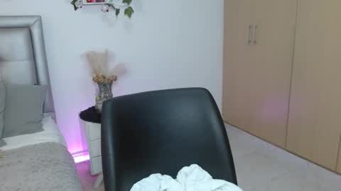 miiaa_k online show from May 15, 10:33 am