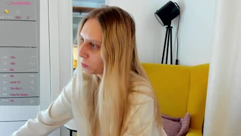 Snapshot of miissblonde chatting on March 22, 3:10 am miissblonde online show from March 22, 3:10 am