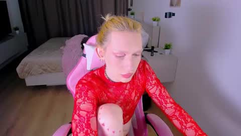 Snapshot of mikaella_nicole chatting on July 6, 5:37 pm mikaella_nicole online show from July 6, 5:37 pm
