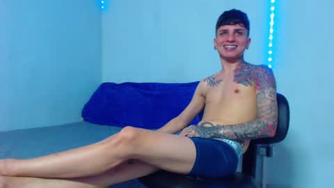 Snapshot of mike777jr chatting on January 11, 3:52 pm Mike IMDEPENDIENT MODEL online show from January 11, 3:52 pm