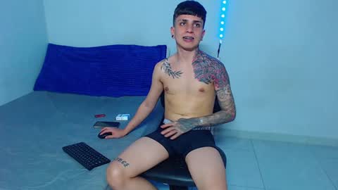 Snapshot of mike777jr chatting on January 30, 4:06 am Mike IMDEPENDIENT MODEL online show from January 30, 4:06 am