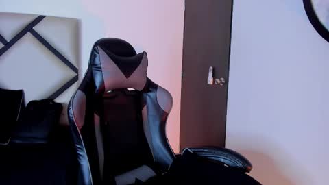 Snapshot of mike_257_ chatting on October 25, 12:13 pm Mike online show from October 25, 12:13 pm