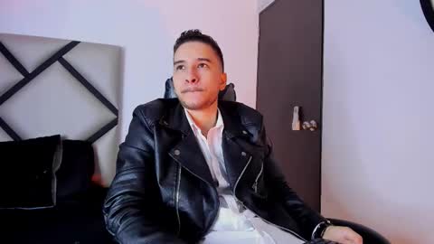 Snapshot of mike_257_ chatting on October 27, 11:47 am Mike online show from October 27, 11:47 am