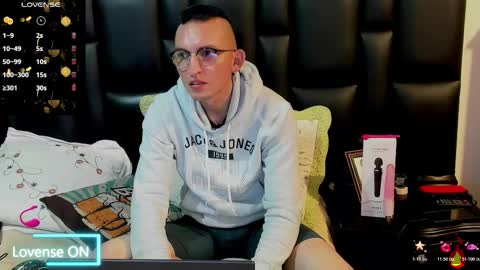 Snapshot of mike_bennet chatting on March 8, 10:35 pm Mike Bennet Make me Cum Please online show from March 8, 10:35 pm