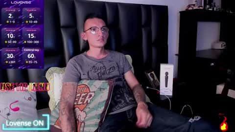 Snapshot of mike_bennet chatting on March 16, 8:02 pm Mike Bennet Make me Cum Please online show from March 16, 8:02 pm