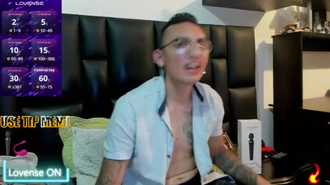 Snapshot of mike_bennet chatting on March 17, 11:52 pm Mike Bennet Make me Cum Please online show from March 17, 11:52 pm