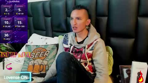 Snapshot of mike_bennet chatting on March 18, 10:57 pm Mike Bennet Make me Cum Please online show from March 18, 10:57 pm