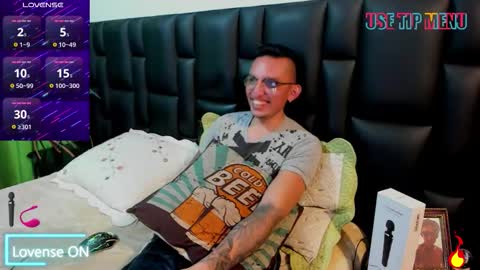 Snapshot of mike_bennet chatting on March 29, 12:21 am Mike Bennet Make me Cum Please online show from March 29, 12:21 am