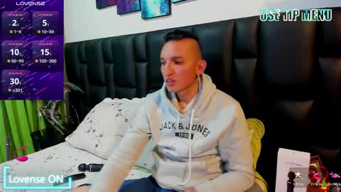 Snapshot of mike_bennet chatting on March 30, 12:33 am Mike Bennet Make me Cum Please online show from March 30, 12:33 am