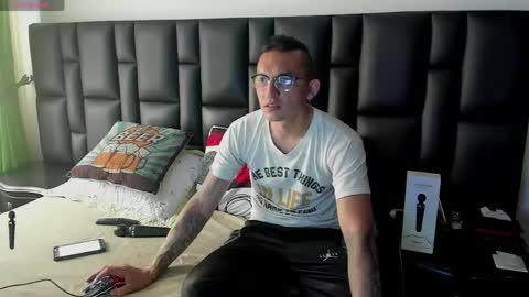 Snapshot of mike_bennet chatting on June 7, 9:18 pm Mike Bennet Make me Cum Please online show from June 7, 9:18 pm