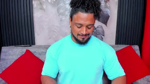 Snapshot of mike_estevess chatting on May 1, 4:44 pm online show from May 1, 4:44 pm