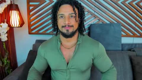 Snapshot of mike_estevess chatting on May 14, 4:30 am online show from May 14, 4:30 am